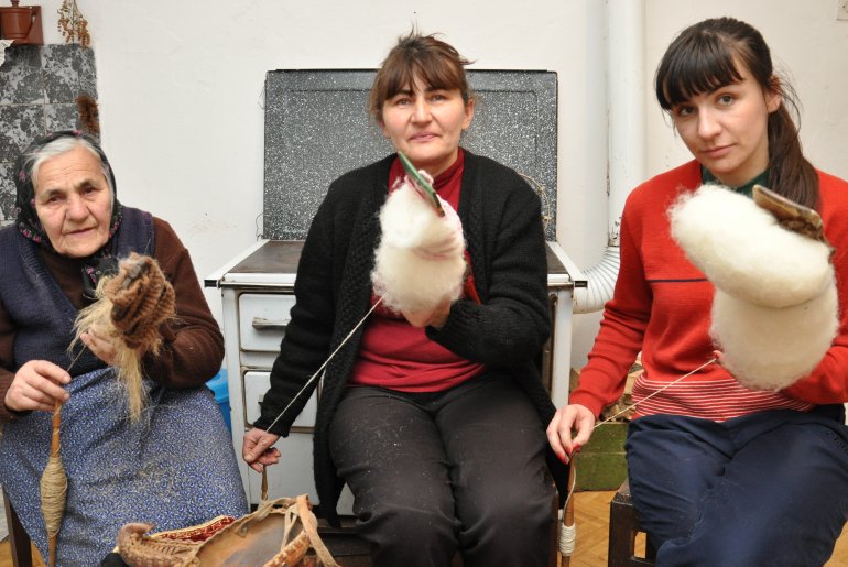 Tri generacije prelja-Ana Ivković, direktor Biblioteke, sa majkom i bakom (foto: Dragan Savić)