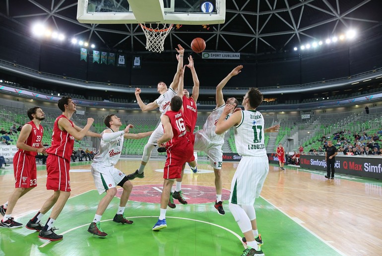 Duel pod košem (foto: www.abaliga.com)