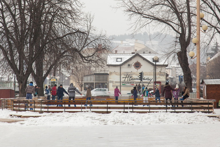 Klizalište na platou Centra za kulturu (foto: Đorđe Đoković)