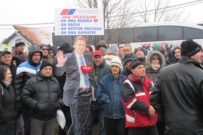 Kartonski Vučić u prirodnoj veličini međ' narodom (foto: Dragan Todorović Todor)