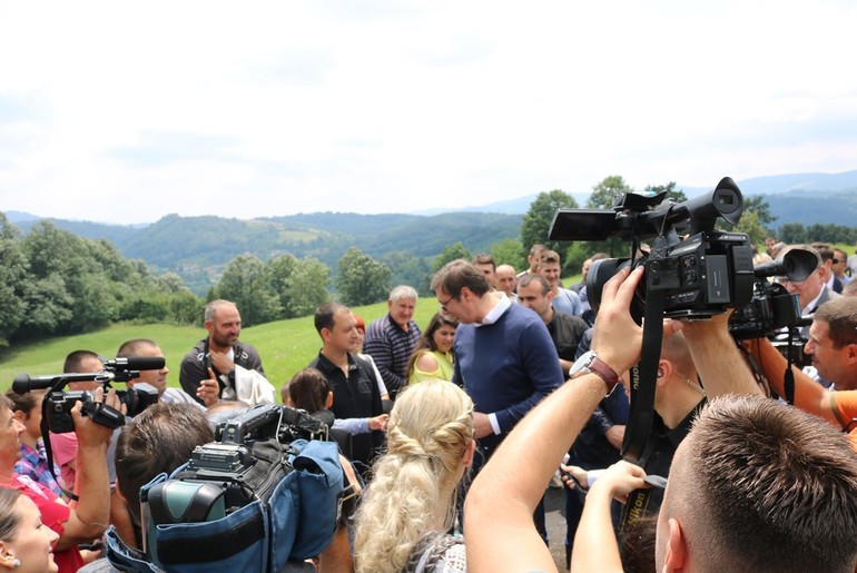 Vučić sa meštanima sela Donji Banjani (ilustracija) (foto: Kolubarske.rs)