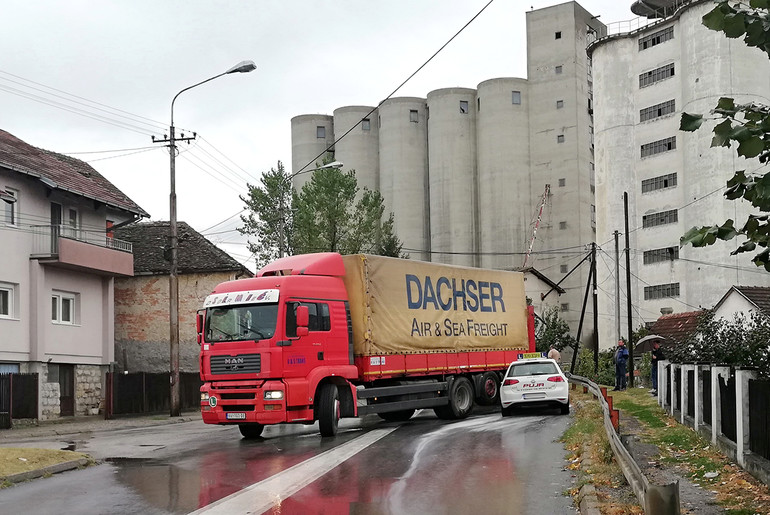 Kamion udario u vozilo auto škole (foto: Kolubarske.rs)