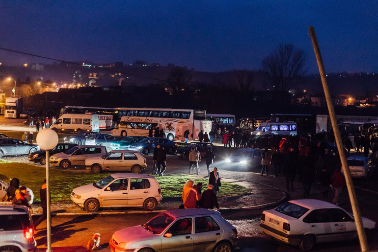 Autobusima na miting SNS (foto: Đorđe Đoković)