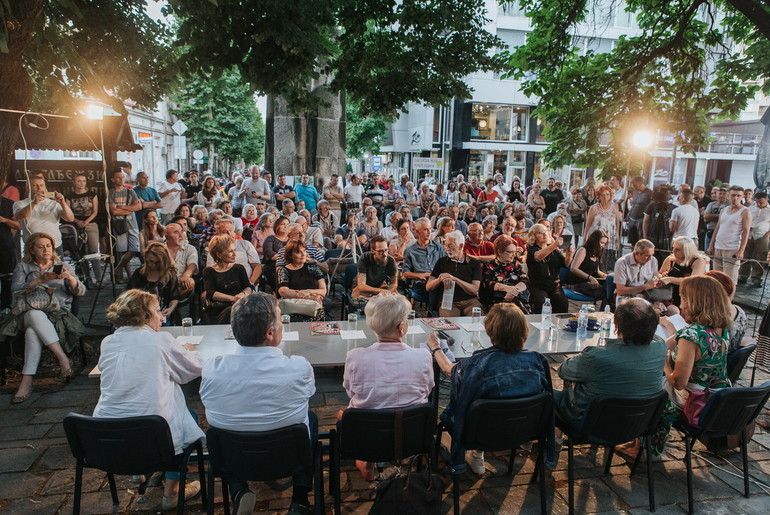 Razgovori pod lipom (arhiva) (foto: Đorđe Đoković)