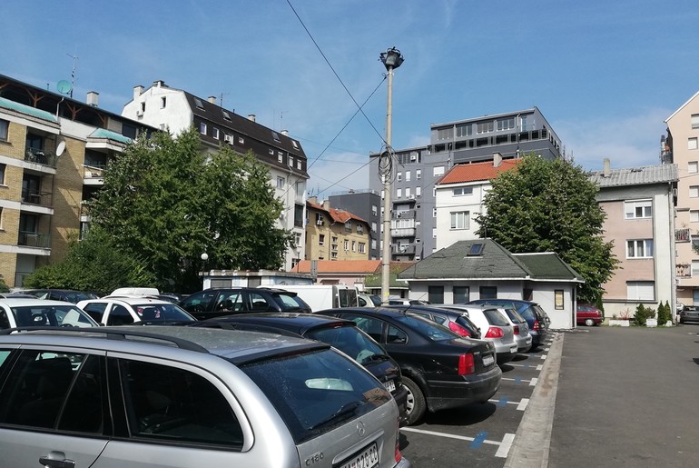 Parking u centru grada (foto: kolubarske.rs)