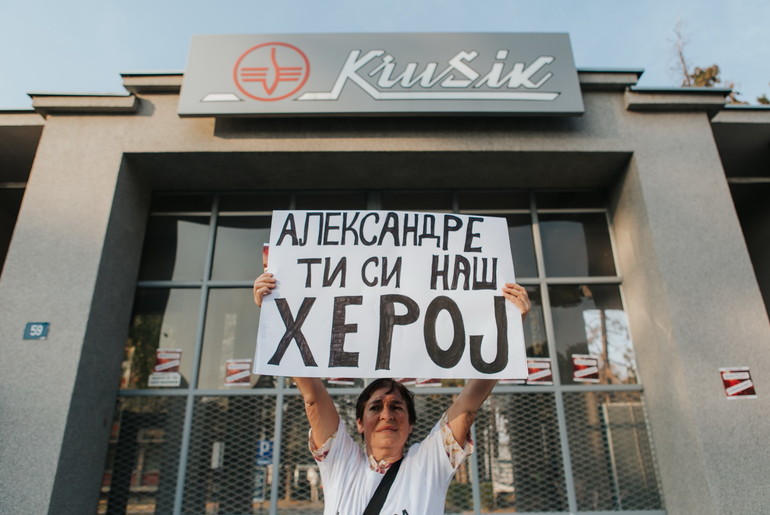 Građani ispred Krušika (foto: Đorđe Đoković.)