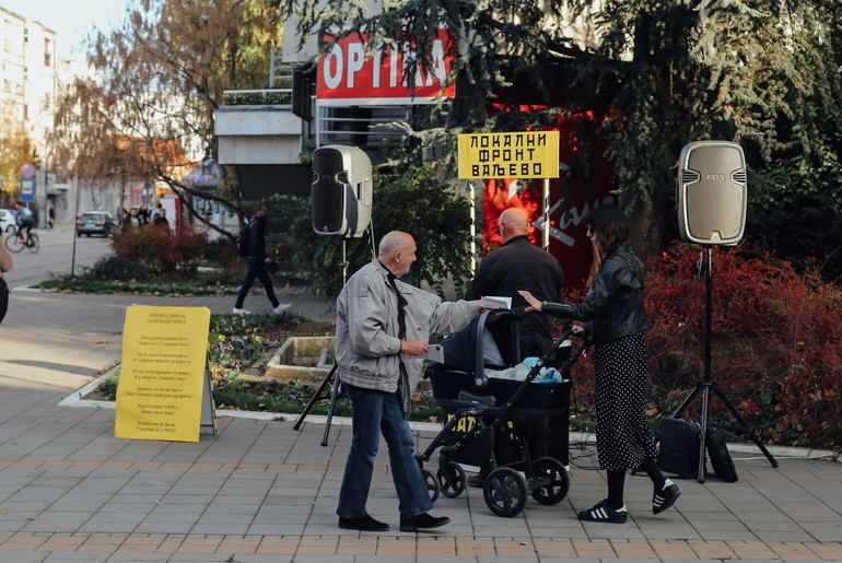 Loklaci dele info materijal (foto: Đorđe Đoković)