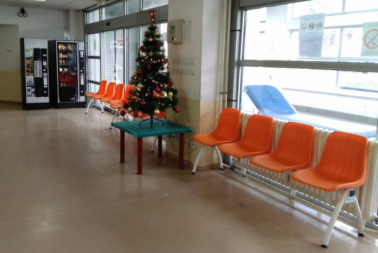 Nove klupu u čekaonic Urgentno-prijemne službe (foto: www.obvaljevo.rs)