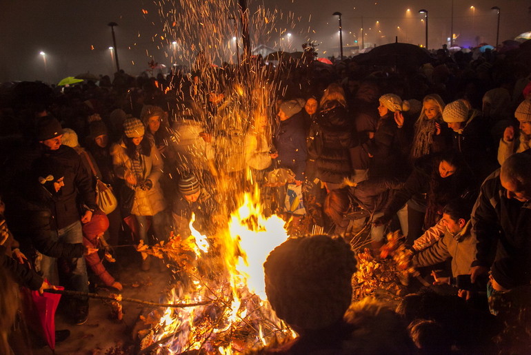 Paljenje badnjaka (arhiva) (foto: Đorđe Đoković)