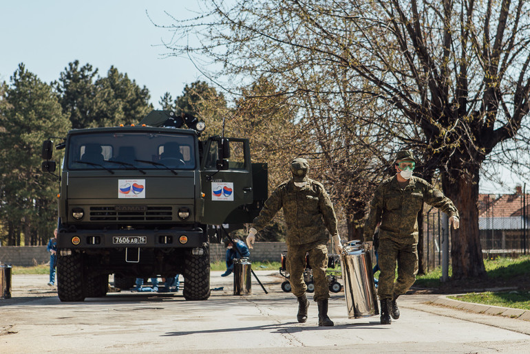 Ruski vojnici dezinfikuju valjevsku bolnicu (foto: DjordjeDjokovic)