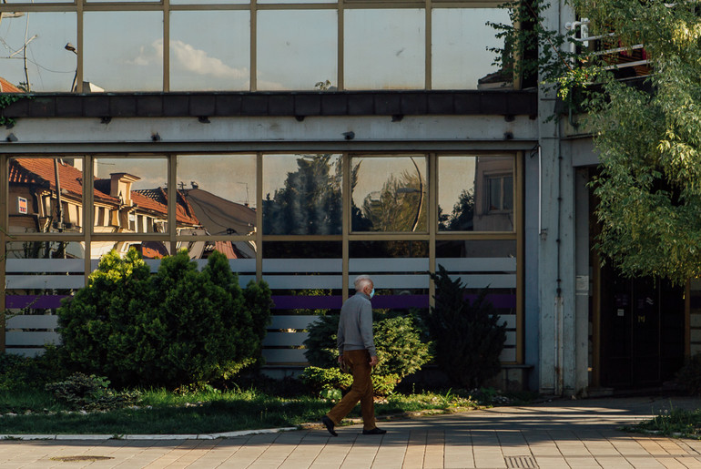 Penzioner u dozvoljenoj šetnji (foto: Đorđe Đoković)