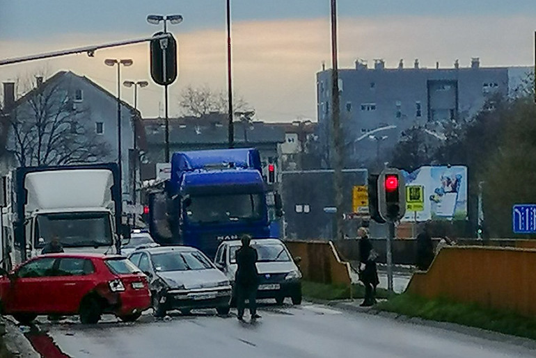 Saobraćajka na duplim trakama (foto: Milan Pantelić)