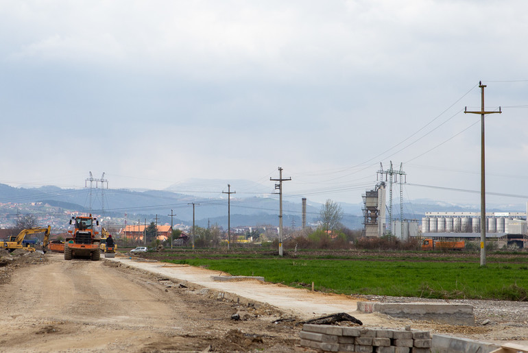 Saobraćajnica i dalekovodi (ilustracija) (foto: Đorđe Đoković)
