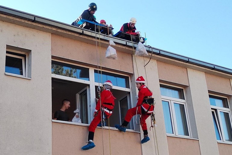 Deda Mraz doneo paketiće (foto: Kristina Paramentić)