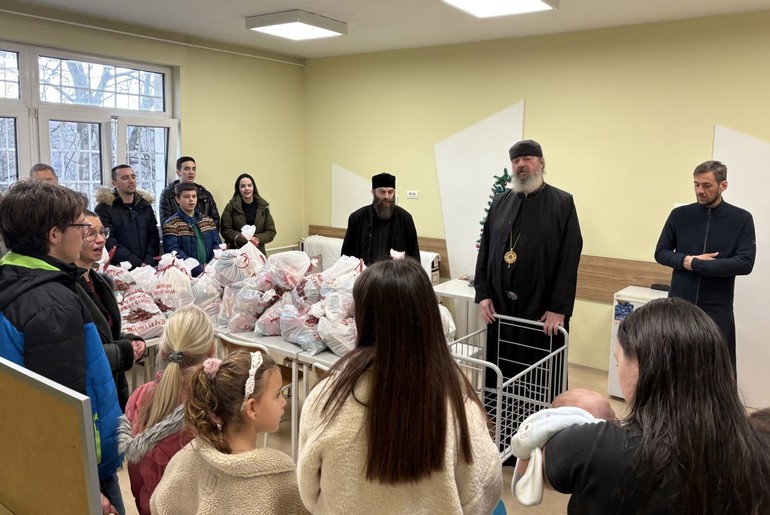 Episkop Isihije uručio darove (foto: www.eparhijavaljevska.rs)